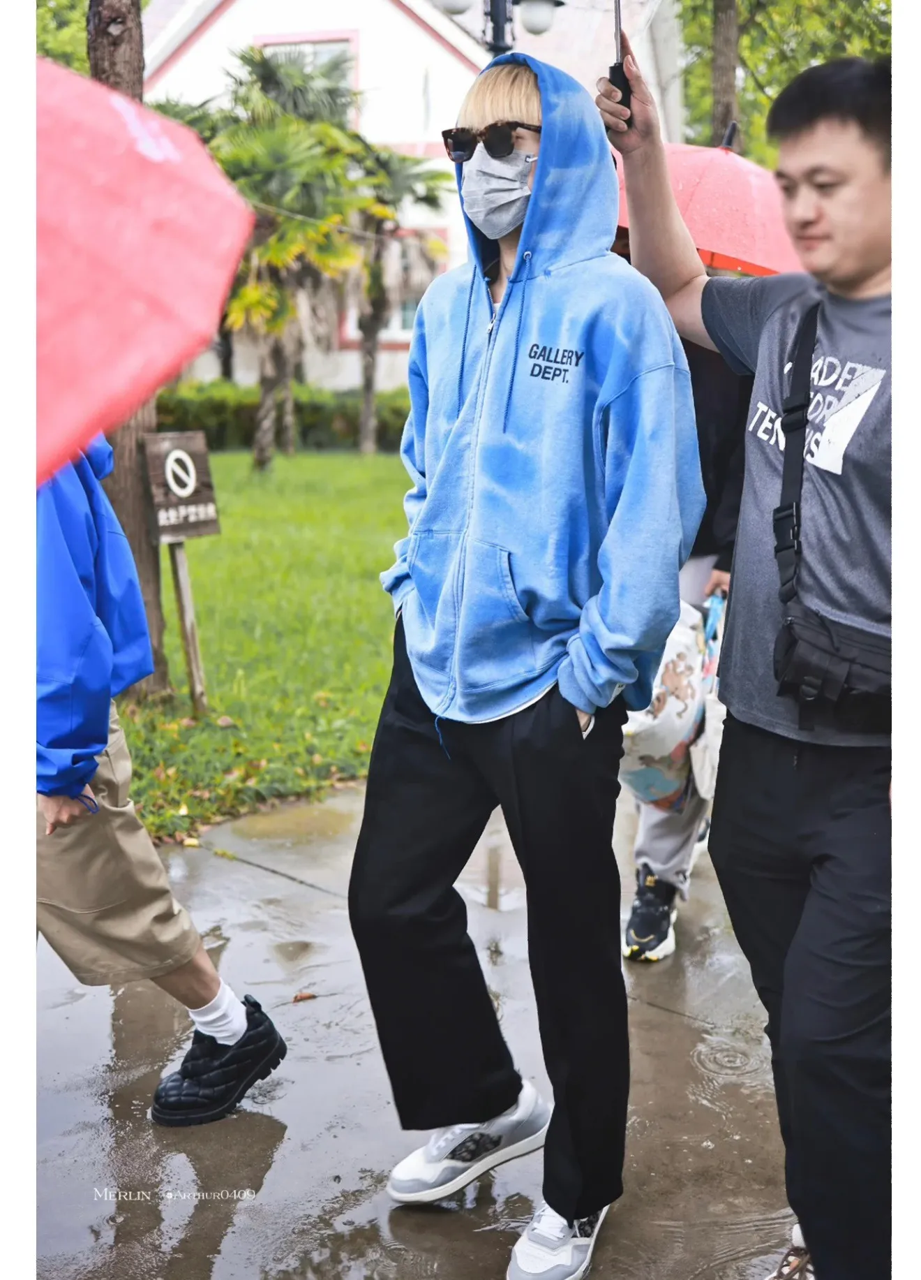GALLERY DEPT. SUN FADED ENGLISH LOGO ZIP UP/BLUE Sun-washed blue water ripple English zipper hoodie Washed blue S-XL Ready-to-wear dyeing Hand-sewn heavy-weight horsetail fading Super-heavy washing Hand-hanging holes Bones frayed and whitened Mold customization with G LOGO zipper Correct accessories!